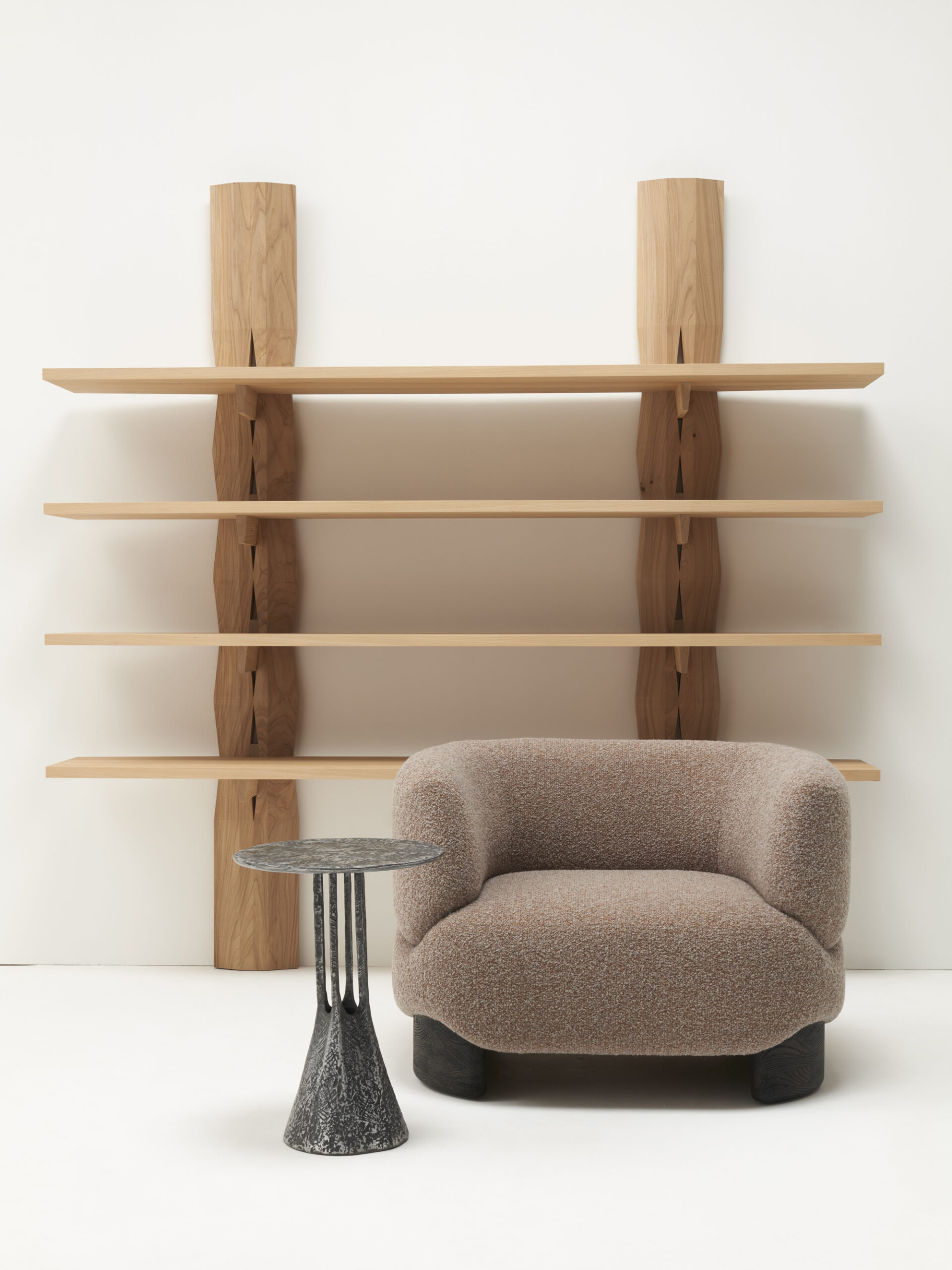 EN-Delcourt-Collection-BAY library-TEE side table-ULI armchair