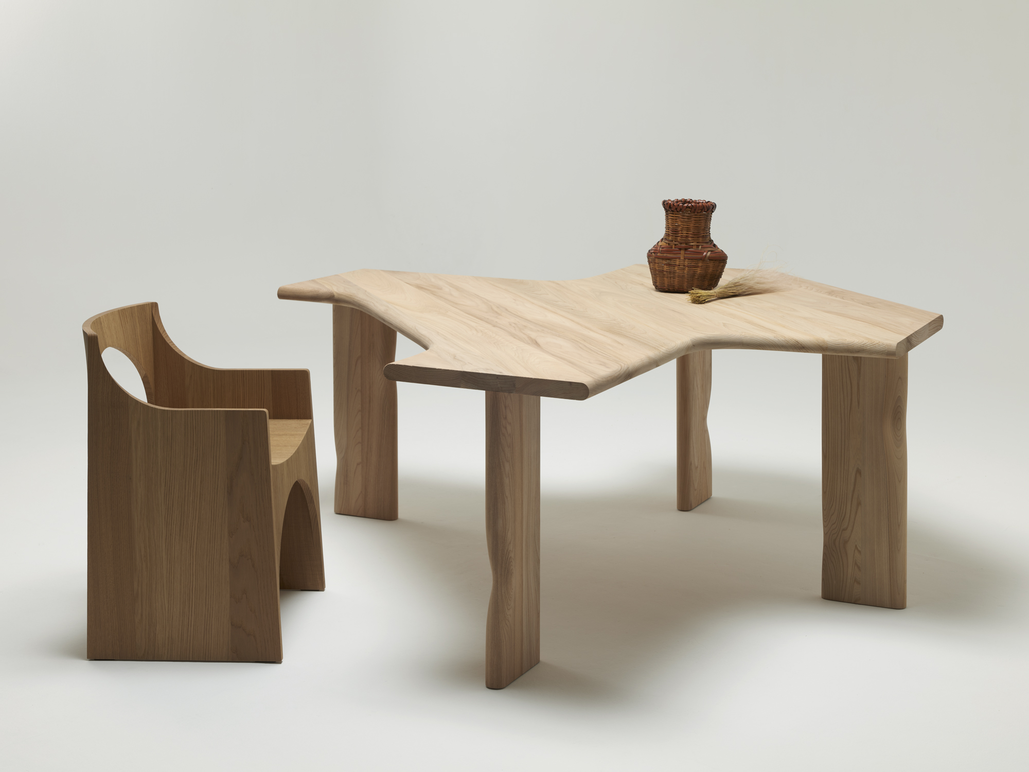 EN-Delcourt-Collection-DUA-table-CLE-chair