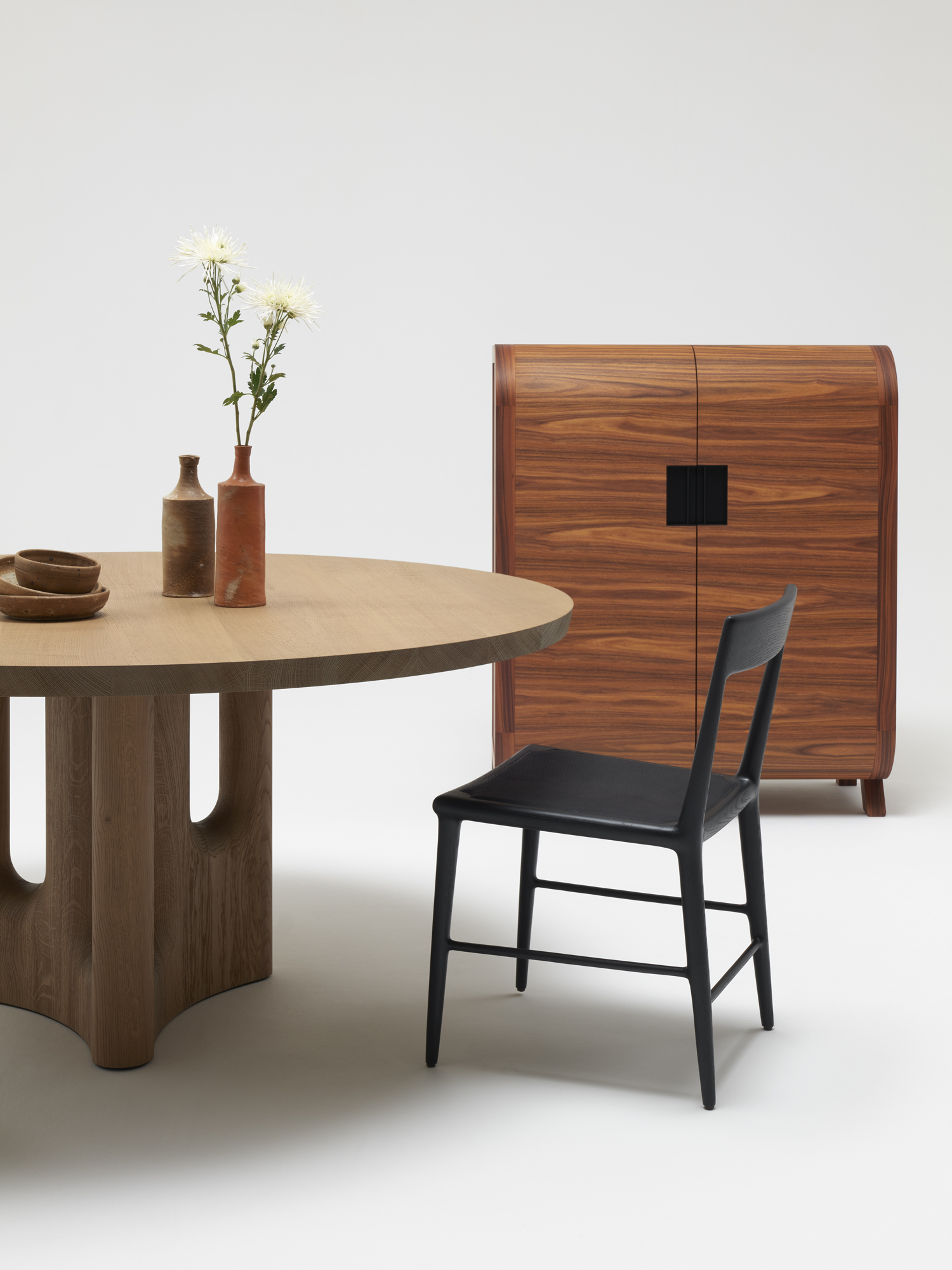 EN-Delcourt-Collection-NIN-round-table-RON-cabinet-OUD-chair